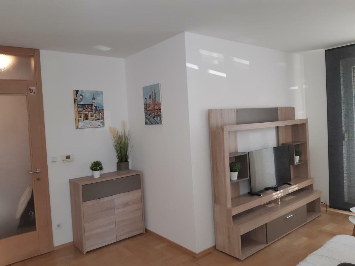Apartment With Garage Lavici 자그레브 외부 사진